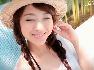 Covering up her nipples, Tokyo hottie delights in a naughty sunbath