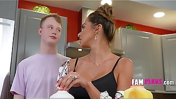 Please Step Mum.. Just A Quickie!